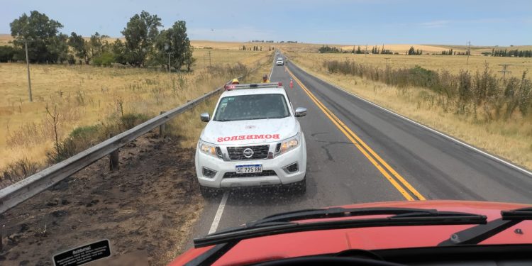 Bomberos combaten incendios en cadena en el dique paso de las piedras: negligencia de pescadores sería la causa.