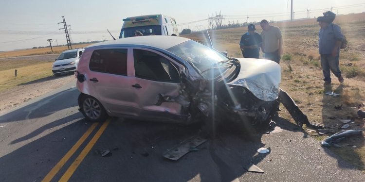 Fuerte choque y vuelco en la Ruta 51 entre un auto y una camioneta