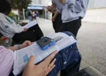 El ‘scroll’ infinito de los menores: cuatro horas diarias enganchados a las redes sociales