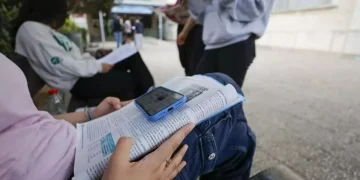 El ‘scroll’ infinito de los menores: cuatro horas diarias enganchados a las redes sociales