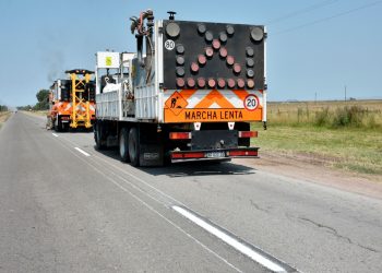 Plan de mejoras viales: Intensos trabajos de pintura y bacheo en las rutas de la Comarca