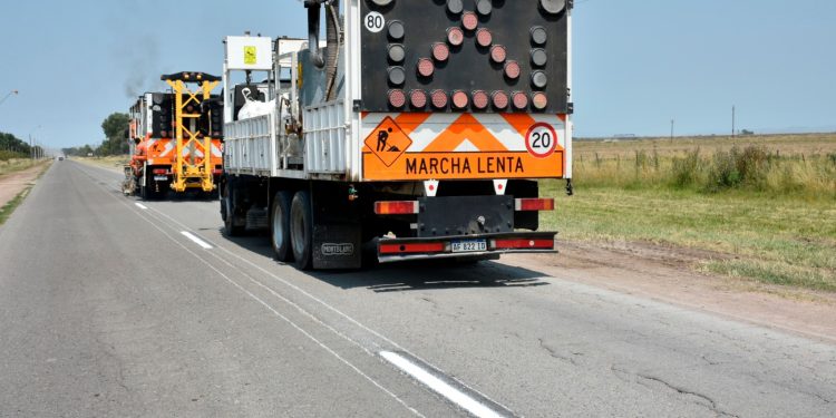 Plan de mejoras viales: Intensos trabajos de pintura y bacheo en las rutas de la Comarca