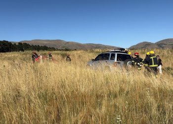 Vuelco en la «Curva de las Vertientes», acceso secundario a Villa Ventana.