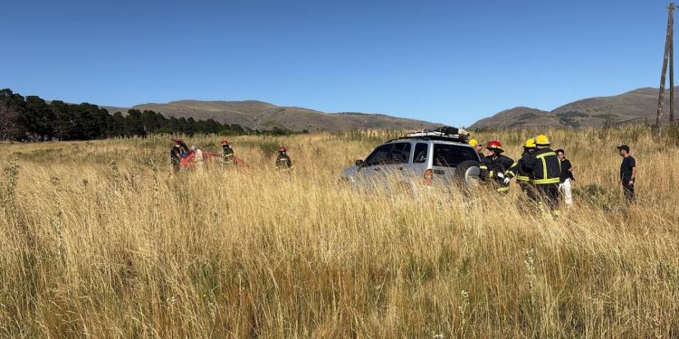 Vuelco en la «Curva de las Vertientes», acceso secundario a Villa Ventana.