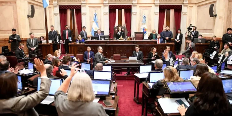 El Senado debate la reforma laboral en una sesión marcada por tensiones y protestas