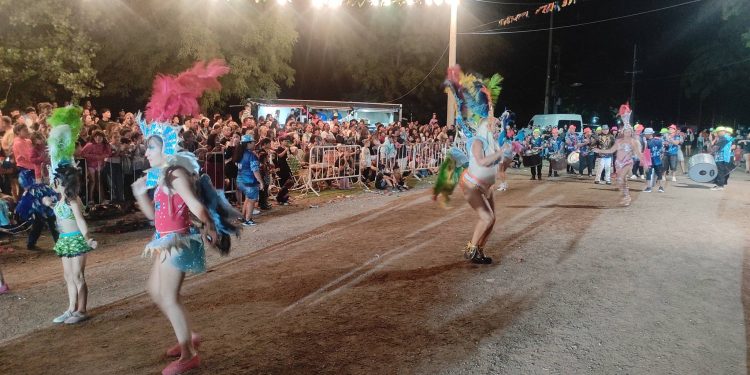 El espíritu del Rey Momo iluminó la noche de Sierra de la Ventana en una edición histórica del Carnaval