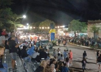 Saldungaray cerró sus carnavales con una noche de esplendor y la tradicional quema del Rey Momo