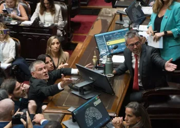 En un clima de máxima tensión, el oficialismo logró a aprobar la reforma laboral en Diputados