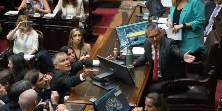 En un clima de máxima tensión, el oficialismo logró a aprobar la reforma laboral en Diputados