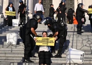 La policía reprimió una protesta por la Ley de Glaciares: detuvo a manifestantes y hasta trabajadores de prensa