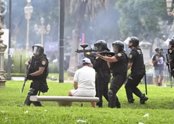 Represión: un informe de la Defensoría registró 350 heridos y más de 30 detenidos en la protesta por la Reforma Laboral