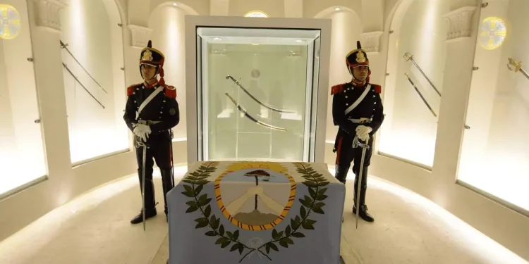 Por decreto y envuelto en polémicas, trasladan el Sable Corvo de San Martín al Regimiento de Granaderos