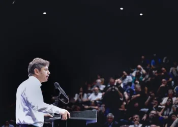 Kicillof convocó a los 135 intendentes para analizar el impacto del plan económico de Milei