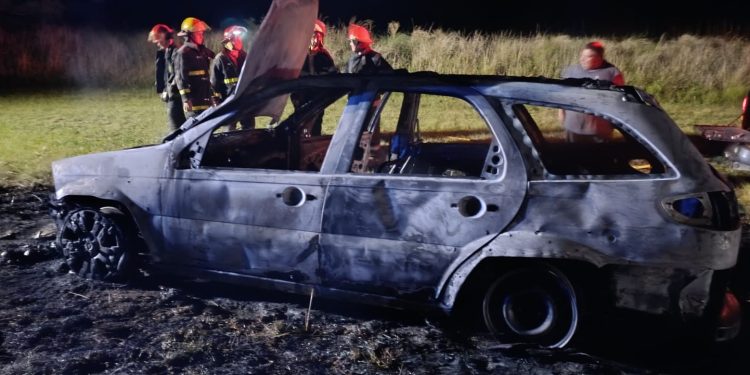 Siniestro en la Ruta 72: Un vehículo fue consumido totalmente por las llamas cerca de Sierra de la Ventana
