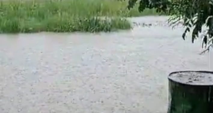 Emergencia en Saldungaray: lluvias torrenciales provocan inundaciones de calles y viviendas con 100 mm en hora y media