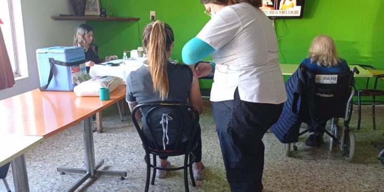 Bajos índices de vacunación y falta de insumos: el crítico panorama del sistema de salud local