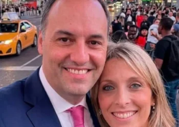 Ordenaron levantar el secreto fiscal y bancario para saber quién pagó los viajes de Adorni