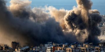 El régimen iraní bombardeó la embajada de Estados Unidos en Riad y Trump aseguró que responderá “pronto”