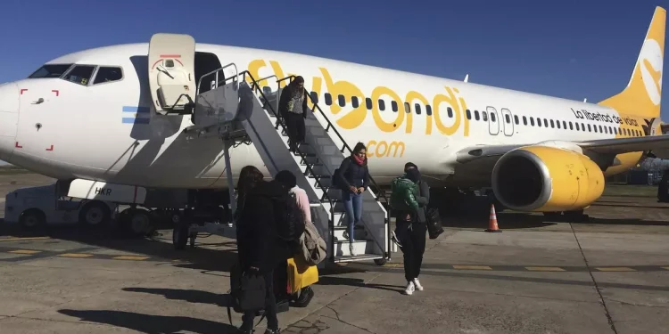 Flybondi ofrece el retiro voluntario a todos sus 1.500 empleados