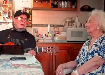 León Gieco cantó “La Memoria”, acompañado por Estela de Carlotto