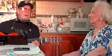 León Gieco cantó “La Memoria”, acompañado por Estela de Carlotto