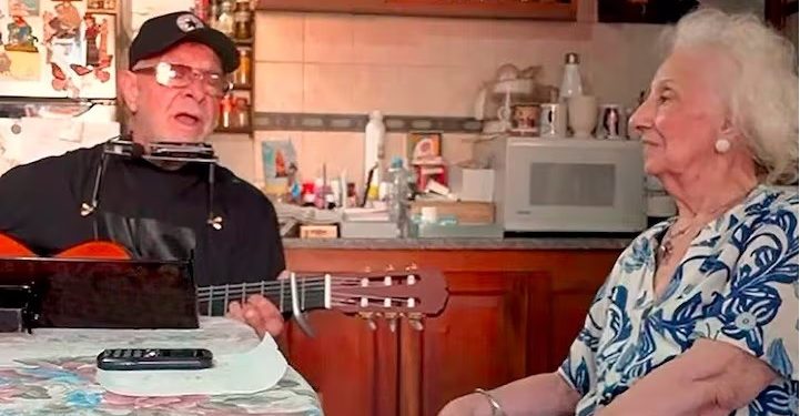 León Gieco cantó “La Memoria”, acompañado por Estela de Carlotto