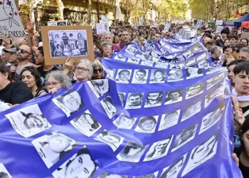 Masiva convocatoria en Plaza de Mayo: “Esta historia no se cierra hasta encontrar al último de los nietos robados”