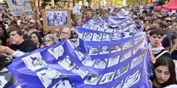 Masiva convocatoria en Plaza de Mayo: “Esta historia no se cierra hasta encontrar al último de los nietos robados”