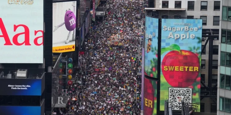 Millones de estadounidenses salieron a la calle en rechazo a Trump y la guerra en Medio Oriente