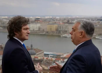 Ante la ultraderecha europea, Javier Milei volvió a criticar a Pedro Sánchez: “Pichón de tirano”