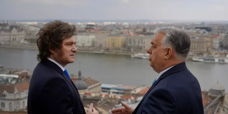 Ante la ultraderecha europea, Javier Milei volvió a criticar a Pedro Sánchez: “Pichón de tirano”