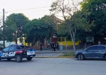 Un alumno fue armado a su colegio en Santa Fe y comenzó a disparar: mató a un compañero e hirió a otros