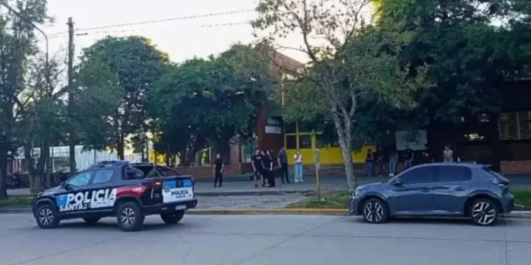 Un alumno fue armado a su colegio en Santa Fe y comenzó a disparar: mató a un compañero e hirió a otros