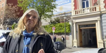 Denuncian que el Gobierno de Milei paralizó fuera de Argentina la búsqueda de bebés robados en la dictadura Lila Parrondo, psicóloga e integrante de la red Europea por el Derecho a la Identidad de Abuelas en Madrid desde hace 25 años, reveló que la gestión libertaria interrumpió el envío a los consulados de los kits de ADN necesarios para que puedan tomar muestras de sangre personas que dudan de su identidad, viven fuera de su país y sospechan ser hijos de desaparecidos de la última dictadura.       Síguenos en icono de Google  Lila Parrondo, integrante de la red Europea por el Derecho a la Identidad de Abuelas de Plaza de Mayo frente al consulado de la Argentina en Madrid. Lila Parrondo, integrante de la red Europea por el Derecho a la Identidad de Abuelas de Plaza de Mayo frente al consulado de la Argentina en Madrid. EFE/Malén Sabella elDiarioAR  8 de abril de 2026 10:40 h 0 El Gobierno argentino interrumpió el envío a los consulados de los kits de ADN necesarios para que puedan tomar muestras de sangre personas que dudan de su identidad, viven fuera de su país y sospechan ser hijos de desaparecidos de la última dictadura (1976-1983), según denunciaron a EFE integrantes de la Red Internacional en Europa de Abuelas de Plaza de Mayo.  Una multitud se manifestó en contra del golpe y la avanzada negacionista del Gobierno  Una multitud se manifestó en contra del golpe y la avanzada negacionista del GobiernoUna multitud se manifestó en contra del golpe y la avanzada negacionista del Gobierno Lila Parrondo, psicóloga e integrante de la red Europea por el Derecho a la Identidad de Abuelas en Madrid desde hace 25 años, sostiene en una entrevista con EFE que uno de los argumentos del Gobierno argentino para justificar la interrupción de esta política es que “no se puede custodiar la muestra de forma que tenga validez judicial”.  “Llevamos desde el 2005 mandando muestras y nunca hubo problemas; siempre llegaron bien y tuvieron validez”, añade.  El envío de kits de ADN a los consulados para facilitar análisis de identidad se estableció en Argentina hace 20 años y, ahora, con su desmantelamiento, deja sin alternativa a quienes no pueden costearse un viaje a Buenos Aires para realizar la prueba.  Esta política, relanzada en 2021, bajo el lema “Argentina te busca”, invitaba a las personas que dudan de su identidad a acercarse a los consulados y recibir asesoramiento. Además, habilitaba la extracción de sangre en territorio argentino, frente a autoridades argentinas, es decir en las sedes consulares, con el kit de ADN que Cancillería enviaba a través de valija diplomática.  Jorge Ithurburu, coordinador de la Asociación Abuelas de Plaza de Mayo en Roma, asegura a EFE que, desde la asunción de Javier Milei como presidente de Argentina, se interrumpió el diálogo con las sedes consulares y no se enviaron kits de ADN por fuera de la vía judicial:  “Cancillería está desarticulada y media CONADI (Comisión Nacional por el Derecho a la Identidad) también, nadie lo va a mandar”, agrega.  La Agencia EFE intentó confirmación del Ministerio de Relaciones Exteriores de Argentina, pero sus portavoces rehusaron pronunciarse desde Buenos Aires sobre este asunto.  Claudia Carlotto, hija de la presidenta de Abuelas de Plaza de Mayo y exdirectora ejecutiva de la unidad especial de investigación de CONADI, manifiesta a EFE que “toda la política con respecto al tema de derechos humanos fue de degradarla, denigrarla, desautorizarla con una falta de respeto total hacia las madres y las abuelas de Plaza de Mayo, los familiares y los hijos”.  Así mismo, Josefina Nacif, una trabajadora despedida de la desmantelada Dirección de Derechos Humanos de la Cancillería Argentina, señaló a EFE que, “no hay intención institucional de trabajar conjuntamente, al contrario”.  “Hoy hay un Gobierno que no solo es negacionista, sino que reivindica el terrorismo de Estado y el genocidio”, afirmaron las Madres y Abuelas el pasado 24 de marzo en un acto en la Plaza de Mayo.  Una red internacional para buscar a los hijos de los desaparecidos En Argentina, el robo de bebés de desaparecidos por los militares durante la dictadura es considerado un delito imprescriptible desde 2007: “No prescribe porque hasta que no recupere la identidad el último de los nietos, el delito se sigue perpetrando en él o ella y también en sus hijos”, detalla Parrondo.  Desde la Asociación Abuelas de Plaza de Mayo, aseguran que cerca de 400 bebés fueron robados por la dictadura a sus progenitores, por eso se creó una red de búsqueda en el exterior bajo el amparo del Estado argentino.  El área de Memoria, Verdad y Justicia de la Cancillería, solo entre 2005 y 2019, “gestionó 110 extracciones de sangre a través de CONADI en el exterior y otras 46 a pedido del Poder Judicial”, afirma Nacif.  La función de la red de las Abuelas en el exterior es orientar a las personas en el proceso de búsqueda que, hasta ahora, fundamentalmente contactaban con CONADI, organismo dependiente de la Secretaría de Derechos Humanos Ministerio de Justicia que iniciaba las investigaciones para instruir a la Dirección de Derechos Humanos de Cancillería en los pedidos y avanzar con la toma de muestras de ADN en las sedes consulares.  La red internacional de la Asociación está establecida en Madrid, Barcelona, Roma, París, Estados Unidos y Canadá, explica a EFE Martín Moze, integrante de Hijos e Hijas por la Identidad y la Justicia contra el Olvido y el Silencio (H.I.J.O.S) Barcelona, que sostiene que en estos momentos “hay alrededor de 20 personas con su identidad vulnerada (no necesariamente hijos de desaparecidos) que pueden estar viviendo en España”.  Si bien, la vía judicial aún puede instruir a Cancillería para que realice en los consulados las muestras de ADN dentro de una investigación penal en el exterior, los recortes de Milei en materia de derechos humanos obstaculizan la búsqueda en el extranjero, denuncian las fuentes.  Degradación en materia de Derechos Humanos El desmantelamiento más visible es la degradación y los despidos masivos en la Secretaría de Derechos Humanos dependiente del Ministerio de Justicia, junto con la consecuente erosión de la CONADI bajo la órbita de esta cartera.  Claudia Carlotto, quien estuvo al frente de la CONADI 32 años y fue obligada a jubilarse asegura: “Esa unidad fue diluida, desecha por decreto y mi cargo fue también eliminado”.  “A todas las compañeras de Dirección de Derechos Humanos (de la Cancillería), las echaron. No tenemos más interlocutor”, denuncia desde Roma Jorge Ithurburu.  Nacif, quien trabajó 18 años en Cancillería como interlocutora con la CONADI, el Banco Genético, los consulados y las organizaciones civiles, fue despedida en diciembre del año pasado, al igual que todas las compañeras que constituían esa cartera, según denuncia.  “Siempre hubo una interlocución y ahora (…) la rompieron. Ya no les interesa, creen que no hay que trabajar en esto, sino todo lo contrario”, sostiene a EFE.  A pesar de todos estos obstáculos, Moze se muestra optimista: “Si ellas pudieron encontrar a nietos en plena dictadura, nosotros tenemos la convicción de que vamos a seguir buscando y encontrando a nuestras hermanas y hermanos”.  Por Malén Sabella y Sebastián Rodríguez Mora, para la agencia EFE.