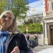 Denuncian que el Gobierno de Milei paralizó fuera de Argentina la búsqueda de bebés robados en la dictadura Lila Parrondo, psicóloga e integrante de la red Europea por el Derecho a la Identidad de Abuelas en Madrid desde hace 25 años, reveló que la gestión libertaria interrumpió el envío a los consulados de los kits de ADN necesarios para que puedan tomar muestras de sangre personas que dudan de su identidad, viven fuera de su país y sospechan ser hijos de desaparecidos de la última dictadura. Síguenos en icono de Google Lila Parrondo, integrante de la red Europea por el Derecho a la Identidad de Abuelas de Plaza de Mayo frente al consulado de la Argentina en Madrid. Lila Parrondo, integrante de la red Europea por el Derecho a la Identidad de Abuelas de Plaza de Mayo frente al consulado de la Argentina en Madrid. EFE/Malén Sabella elDiarioAR 8 de abril de 2026 10:40 h 0 El Gobierno argentino interrumpió el envío a los consulados de los kits de ADN necesarios para que puedan tomar muestras de sangre personas que dudan de su identidad, viven fuera de su país y sospechan ser hijos de desaparecidos de la última dictadura (1976-1983), según denunciaron a EFE integrantes de la Red Internacional en Europa de Abuelas de Plaza de Mayo. Una multitud se manifestó en contra del golpe y la avanzada negacionista del Gobierno Una multitud se manifestó en contra del golpe y la avanzada negacionista del GobiernoUna multitud se manifestó en contra del golpe y la avanzada negacionista del Gobierno Lila Parrondo, psicóloga e integrante de la red Europea por el Derecho a la Identidad de Abuelas en Madrid desde hace 25 años, sostiene en una entrevista con EFE que uno de los argumentos del Gobierno argentino para justificar la interrupción de esta política es que “no se puede custodiar la muestra de forma que tenga validez judicial”. “Llevamos desde el 2005 mandando muestras y nunca hubo problemas; siempre llegaron bien y tuvieron validez”, añade. El envío de kits de ADN a los consulados para facilitar análisis de identidad se estableció en Argentina hace 20 años y, ahora, con su desmantelamiento, deja sin alternativa a quienes no pueden costearse un viaje a Buenos Aires para realizar la prueba. Esta política, relanzada en 2021, bajo el lema “Argentina te busca”, invitaba a las personas que dudan de su identidad a acercarse a los consulados y recibir asesoramiento. Además, habilitaba la extracción de sangre en territorio argentino, frente a autoridades argentinas, es decir en las sedes consulares, con el kit de ADN que Cancillería enviaba a través de valija diplomática. Jorge Ithurburu, coordinador de la Asociación Abuelas de Plaza de Mayo en Roma, asegura a EFE que, desde la asunción de Javier Milei como presidente de Argentina, se interrumpió el diálogo con las sedes consulares y no se enviaron kits de ADN por fuera de la vía judicial: “Cancillería está desarticulada y media CONADI (Comisión Nacional por el Derecho a la Identidad) también, nadie lo va a mandar”, agrega. La Agencia EFE intentó confirmación del Ministerio de Relaciones Exteriores de Argentina, pero sus portavoces rehusaron pronunciarse desde Buenos Aires sobre este asunto. Claudia Carlotto, hija de la presidenta de Abuelas de Plaza de Mayo y exdirectora ejecutiva de la unidad especial de investigación de CONADI, manifiesta a EFE que “toda la política con respecto al tema de derechos humanos fue de degradarla, denigrarla, desautorizarla con una falta de respeto total hacia las madres y las abuelas de Plaza de Mayo, los familiares y los hijos”. Así mismo, Josefina Nacif, una trabajadora despedida de la desmantelada Dirección de Derechos Humanos de la Cancillería Argentina, señaló a EFE que, “no hay intención institucional de trabajar conjuntamente, al contrario”. “Hoy hay un Gobierno que no solo es negacionista, sino que reivindica el terrorismo de Estado y el genocidio”, afirmaron las Madres y Abuelas el pasado 24 de marzo en un acto en la Plaza de Mayo. Una red internacional para buscar a los hijos de los desaparecidos En Argentina, el robo de bebés de desaparecidos por los militares durante la dictadura es considerado un delito imprescriptible desde 2007: “No prescribe porque hasta que no recupere la identidad el último de los nietos, el delito se sigue perpetrando en él o ella y también en sus hijos”, detalla Parrondo. Desde la Asociación Abuelas de Plaza de Mayo, aseguran que cerca de 400 bebés fueron robados por la dictadura a sus progenitores, por eso se creó una red de búsqueda en el exterior bajo el amparo del Estado argentino. El área de Memoria, Verdad y Justicia de la Cancillería, solo entre 2005 y 2019, “gestionó 110 extracciones de sangre a través de CONADI en el exterior y otras 46 a pedido del Poder Judicial”, afirma Nacif. La función de la red de las Abuelas en el exterior es orientar a las personas en el proceso de búsqueda que, hasta ahora, fundamentalmente contactaban con CONADI, organismo dependiente de la Secretaría de Derechos Humanos Ministerio de Justicia que iniciaba las investigaciones para instruir a la Dirección de Derechos Humanos de Cancillería en los pedidos y avanzar con la toma de muestras de ADN en las sedes consulares. La red internacional de la Asociación está establecida en Madrid, Barcelona, Roma, París, Estados Unidos y Canadá, explica a EFE Martín Moze, integrante de Hijos e Hijas por la Identidad y la Justicia contra el Olvido y el Silencio (H.I.J.O.S) Barcelona, que sostiene que en estos momentos “hay alrededor de 20 personas con su identidad vulnerada (no necesariamente hijos de desaparecidos) que pueden estar viviendo en España”. Si bien, la vía judicial aún puede instruir a Cancillería para que realice en los consulados las muestras de ADN dentro de una investigación penal en el exterior, los recortes de Milei en materia de derechos humanos obstaculizan la búsqueda en el extranjero, denuncian las fuentes. Degradación en materia de Derechos Humanos El desmantelamiento más visible es la degradación y los despidos masivos en la Secretaría de Derechos Humanos dependiente del Ministerio de Justicia, junto con la consecuente erosión de la CONADI bajo la órbita de esta cartera. Claudia Carlotto, quien estuvo al frente de la CONADI 32 años y fue obligada a jubilarse asegura: “Esa unidad fue diluida, desecha por decreto y mi cargo fue también eliminado”. “A todas las compañeras de Dirección de Derechos Humanos (de la Cancillería), las echaron. No tenemos más interlocutor”, denuncia desde Roma Jorge Ithurburu. Nacif, quien trabajó 18 años en Cancillería como interlocutora con la CONADI, el Banco Genético, los consulados y las organizaciones civiles, fue despedida en diciembre del año pasado, al igual que todas las compañeras que constituían esa cartera, según denuncia. “Siempre hubo una interlocución y ahora (…) la rompieron. Ya no les interesa, creen que no hay que trabajar en esto, sino todo lo contrario”, sostiene a EFE. A pesar de todos estos obstáculos, Moze se muestra optimista: “Si ellas pudieron encontrar a nietos en plena dictadura, nosotros tenemos la convicción de que vamos a seguir buscando y encontrando a nuestras hermanas y hermanos”. Por Malén Sabella y Sebastián Rodríguez Mora, para la agencia EFE.