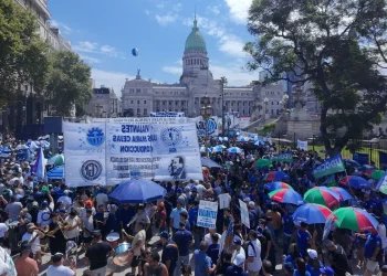 Intendentes encabezan una movilización a Capital Humano por fondos adeudados
