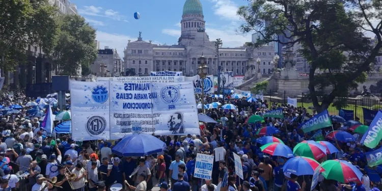 Intendentes encabezan una movilización a Capital Humano por fondos adeudados