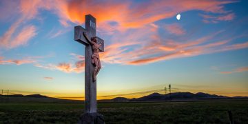 Salamone bajo la luna: La expedición fotográfica que capturó el enigma del Cristo de Estomba