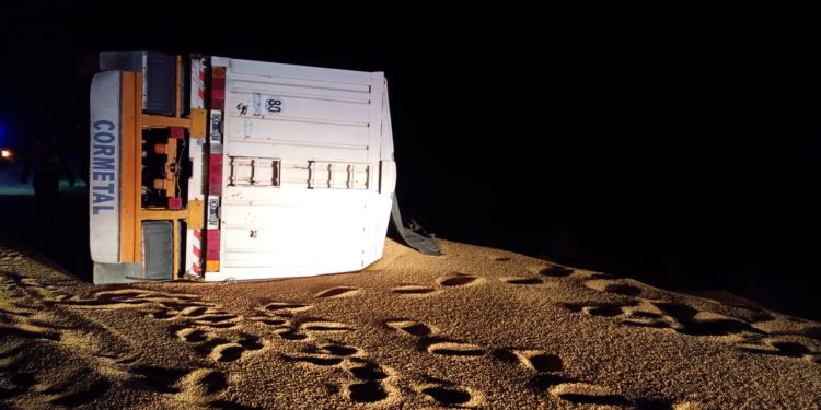 Vuelco de un camión en la Ruta 51 movilizó a Bomberos de Cabildo y Saldungaray