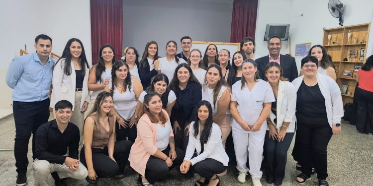 Nuevos profesionales de la salud y de la educación Egresados del  ISFDyT 162