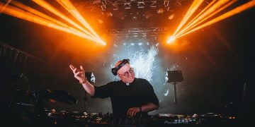 Una multitud fue anoche a la Plaza de Mayo para ver el espectáculo del padre Peixoto en homenaje a Francisco