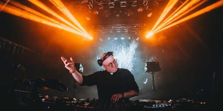 Una multitud fue anoche a la Plaza de Mayo para ver el espectáculo del padre Peixoto en homenaje a Francisco