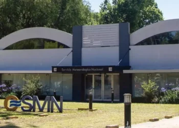 Paro en el Servicio Meteorológico Nacional por despidos: advierten impacto en vuelos, alertas y producción