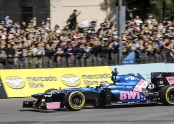 Franco Colapinto convocó a una multitud en Buenos Aires y protagonizó un show con autos históricos de la Fórmula 1
