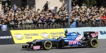 Franco Colapinto convocó a una multitud en Buenos Aires y protagonizó un show con autos históricos de la Fórmula 1