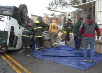 Vuelco y bloqueo total en la Ruta 51: un camión quedó atravesado cerca de Coronel Pringles
