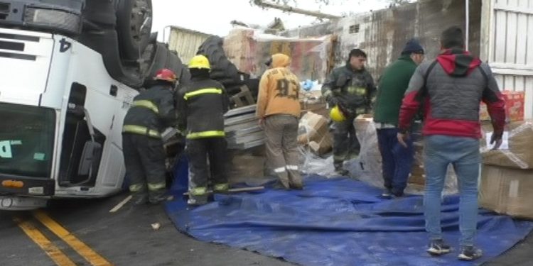 Vuelco y bloqueo total en la Ruta 51: un camión quedó atravesado cerca de Coronel Pringles