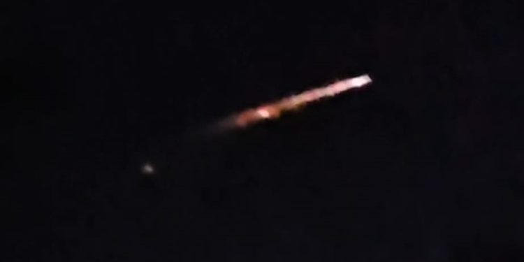 Un impresionante fenómeno luminoso surcó el cielo del sudoeste bonaerense