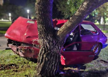 Madrugada accidentada en Tornquist: un joven hospitalizado tras chocar contra un árbol