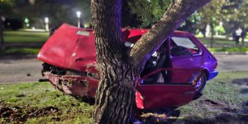 Madrugada accidentada en Tornquist: un joven hospitalizado tras chocar contra un árbol